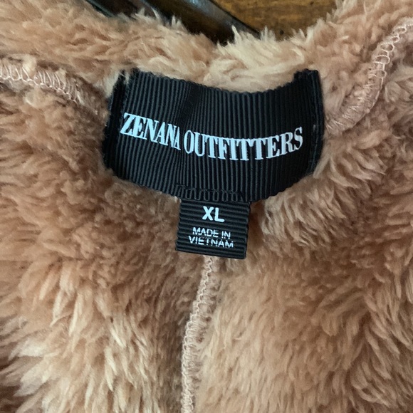 SA. ZENNA OUTFITTERS. NWOT. Hooded open vest with 2 front pockets. Super soft. - Picture 2 of 8